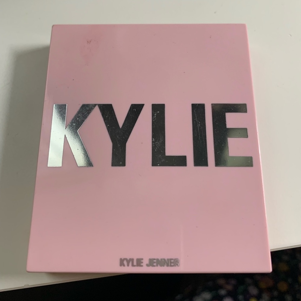 Kylie Jenner blush- close to perfect - Picture 3 of 4
